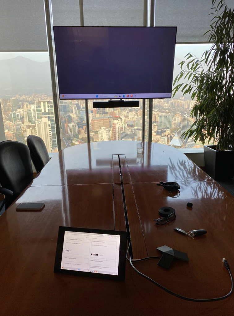 Mesa de reuniones con consola táctil, speakerphone y cámara PTZ